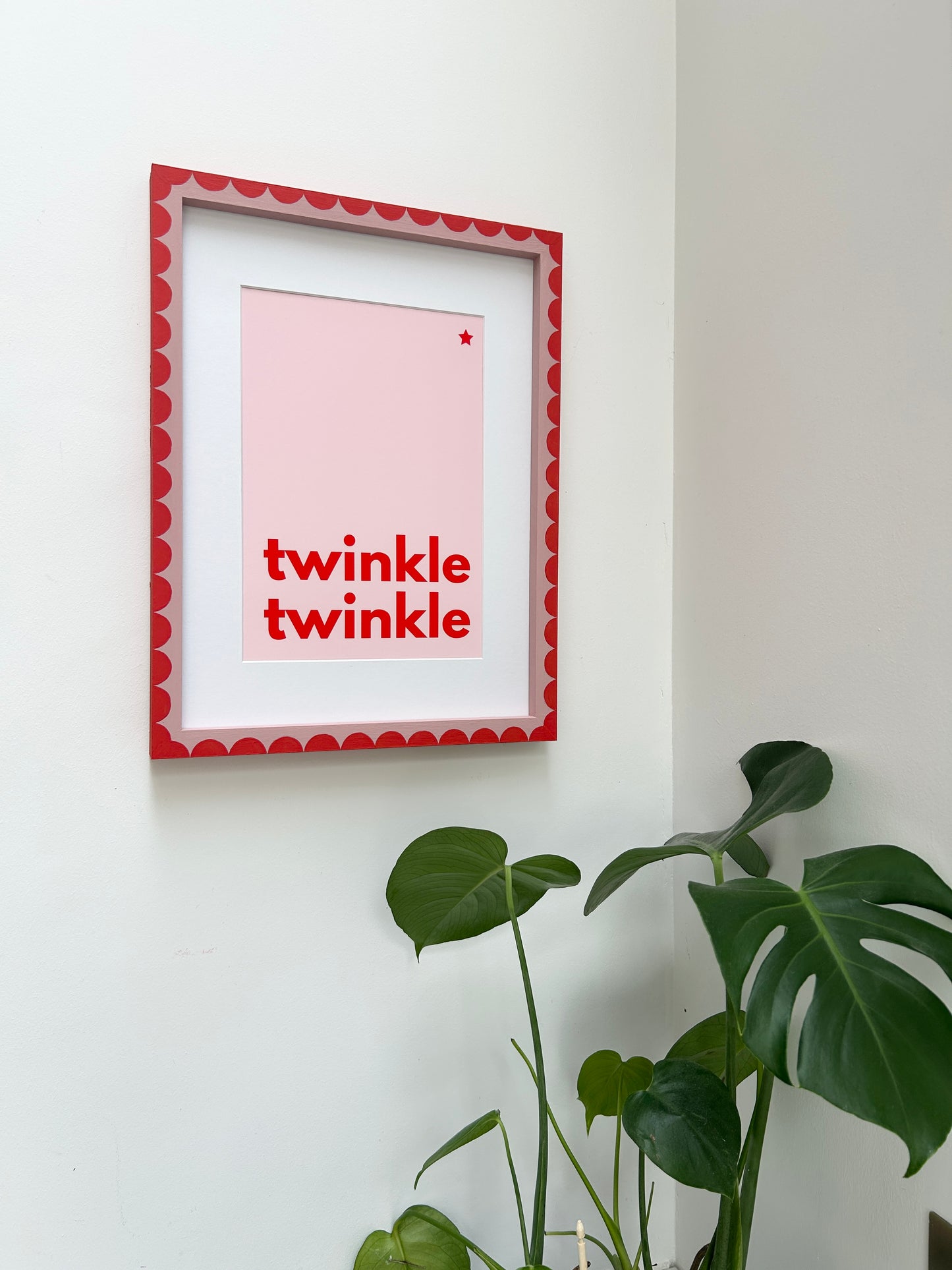 Customisable scalloped hand painted frame