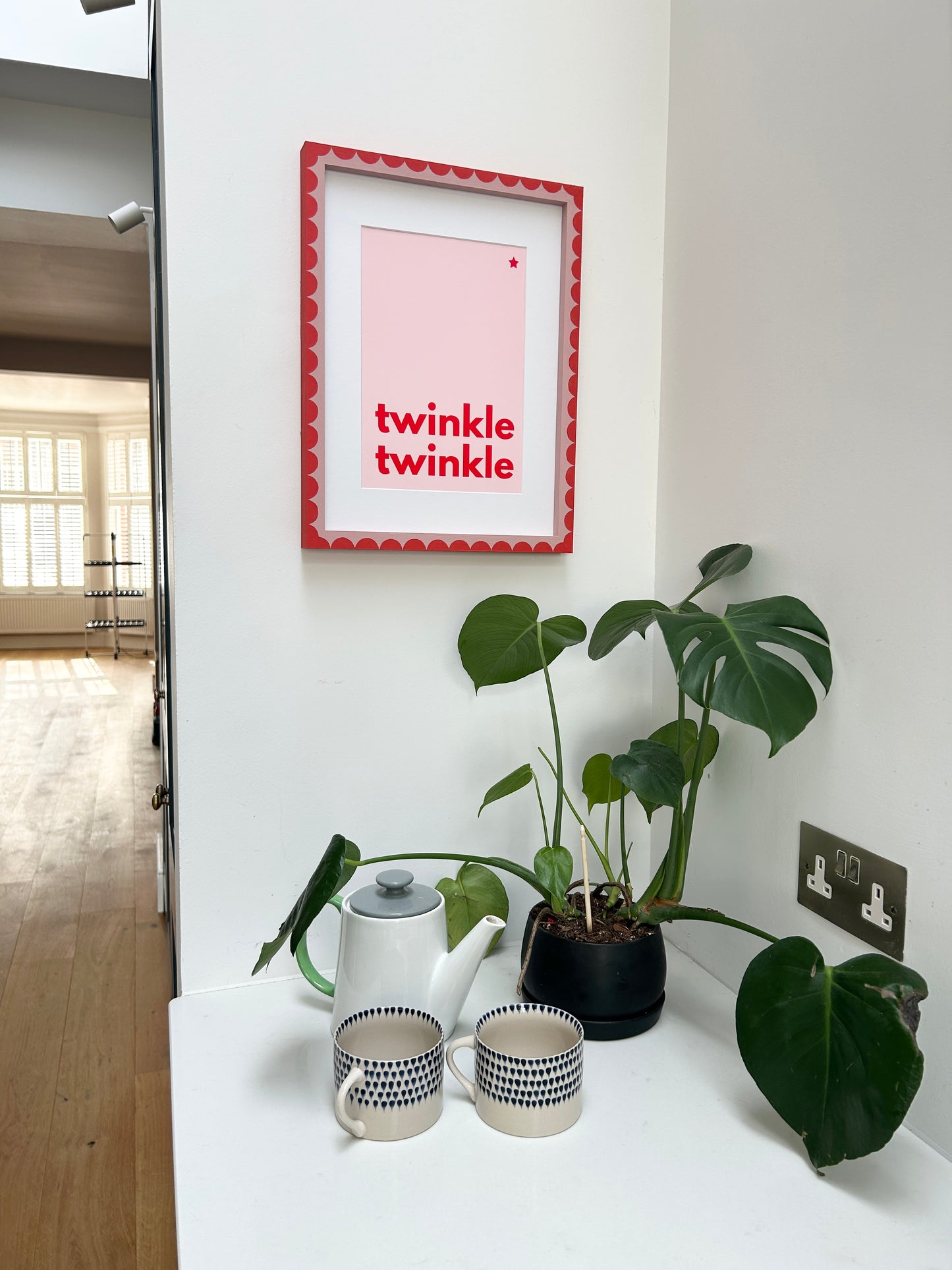 Customisable scalloped hand painted frame